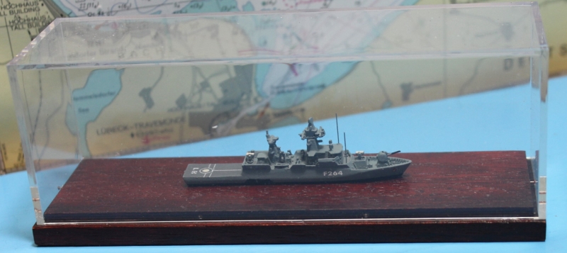 Korvette F 264 "Ludwigshafen" in Vitrine (1 St.) D 2007 Albatros ALK-SV 210D - bitte separat bestellen